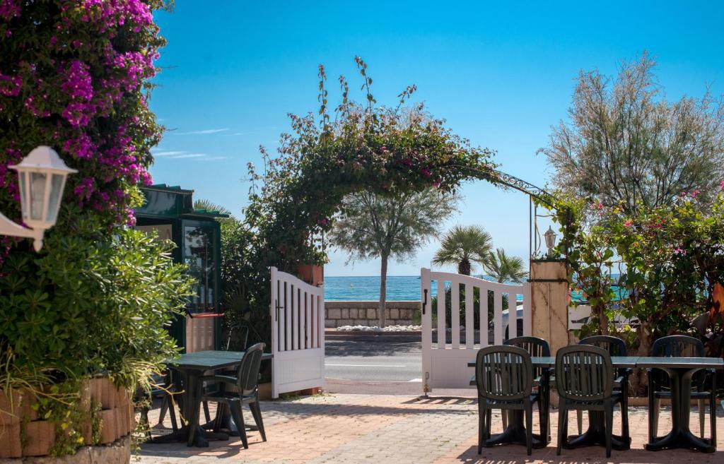 Hotel Et Appartements Reine D'Azur 로퀴에브륀캡마르탱 외부 사진