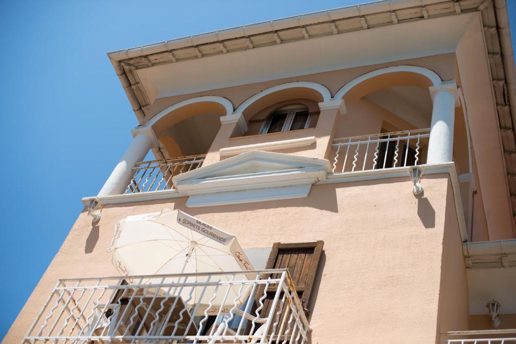Hotel Et Appartements Reine D'Azur 로퀴에브륀캡마르탱 외부 사진